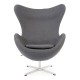 Replika äggstol med fotstöd av designern Arne Jacobsen