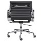 Replika hliníkové kancelářské židle EA117 od společnosti Charles & Ray Eames .