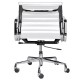 Replika hliníkové kancelářské židle EA117 od společnosti Charles & Ray Eames .