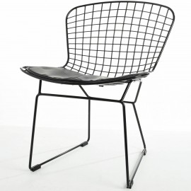 Harry Bertoia mustasta teräksestä valmistetusta Bertoia-tuolista