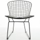 Replika krzesła Bertoia z czarnej stali autorstwa Harry Bertoia