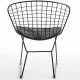 Replika krzesła Bertoia z czarnej stali autorstwa Harry Bertoia