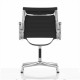 Replika hliníkové kancelářské židle EA103 od společnosti <span class='notranslate' data-dgexclude>Charles & Ray Eames</span> .