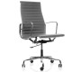 Replika hliníkové kancelářské židle EA119 od společnosti Charles & Ray Eames .